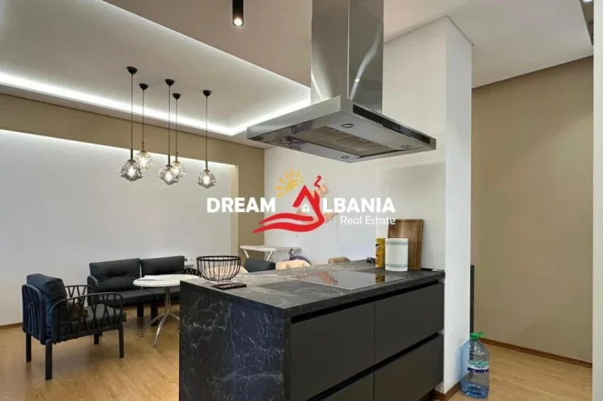 Tirane, jepet me qera apartament 2+1 Kati 7, 134 m² 900 € (kombinat)