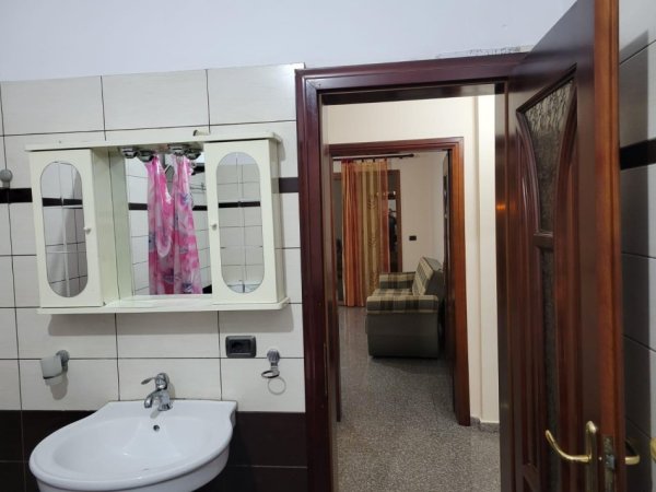 Tirane, jepet me qera apartament 2+1+Aneks+Ballkon Kati 2, 85 m² 400 € (shkoze)