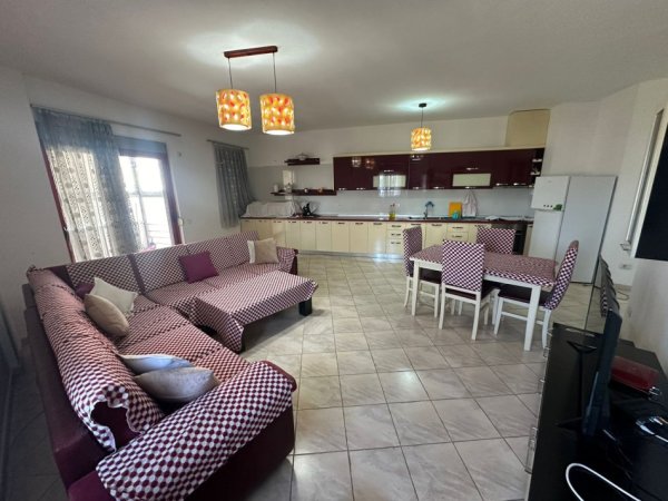 Tirane, jepet me qera apartament 2+1+Aneks+Ballkon Kati 4, 140 m² 500 € (pallatet e verdha)