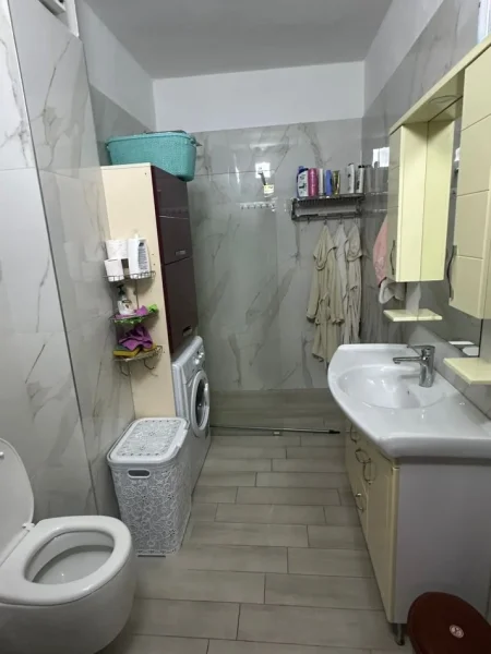 Tirane, jepet me qera apartament 2+1+Aneks+Ballkon Kati 4, 140 m² 500 € (pallatet e verdha)
