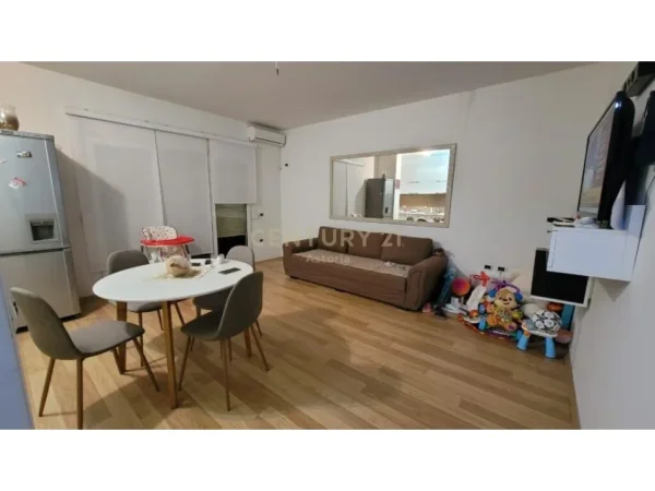 Tirane, jepet me qera apartament 1+1+Aneks+Ballkon Kati 2, 73 m² 550 € (Kopshti Botanik)