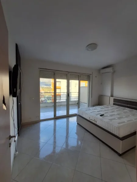 Tirane, shes apartament 2+1+Ballkon Kati 2, 123 m² 180.000 € (Liqeni i Thate)