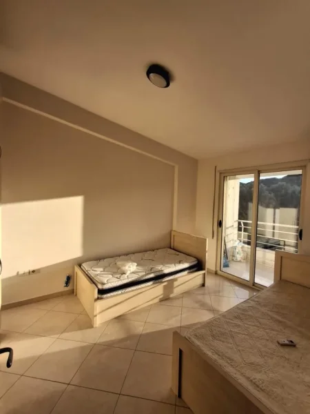 Tirane, shes apartament 2+1+Ballkon Kati 2, 123 m² 180.000 € (Liqeni i Thate)