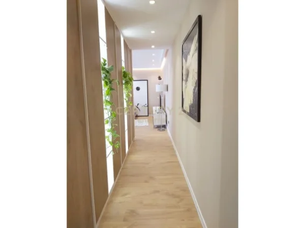 Tirane, jepet me qera apartament 2+1+Aneks+Ballkon Kati 8, 110 m² 1.500 € (Kompleksi ''Nobis'')