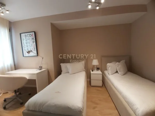 Tirane, jepet me qera apartament 2+1+Aneks+Ballkon Kati 8, 110 m² 1.500 € (Kompleksi ''Nobis'')