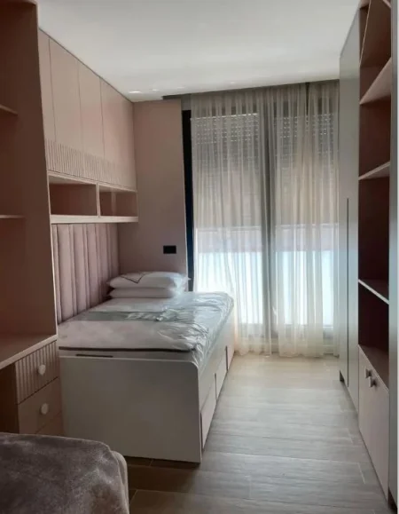 Tirane, jepet me qera apartament 2+1+Ballkon , 120 m² 1.500 € (TEG)