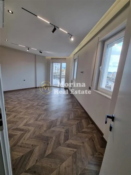 Tirane, jepet me qera ambjent biznesi Kati 4, 132 m² 1.300 € (Qender)