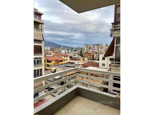 Tirane, jepet me qera apartament 2+1+Aneks+Ballkon Kati 4, 77 m² 650 € (Rruga 5 Maji)