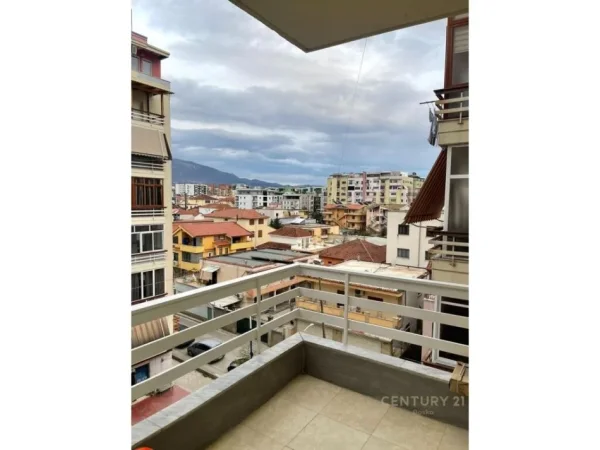 Tirane, jepet me qera apartament 2+1+Aneks+Ballkon Kati 4, 77 m² 650 € (Rruga 5 Maji)