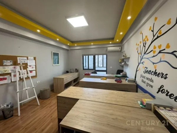 Tirane, jepet me qera ambjent biznesi Kati 1, 75 m² 650 € (Rruga Bardhyl)