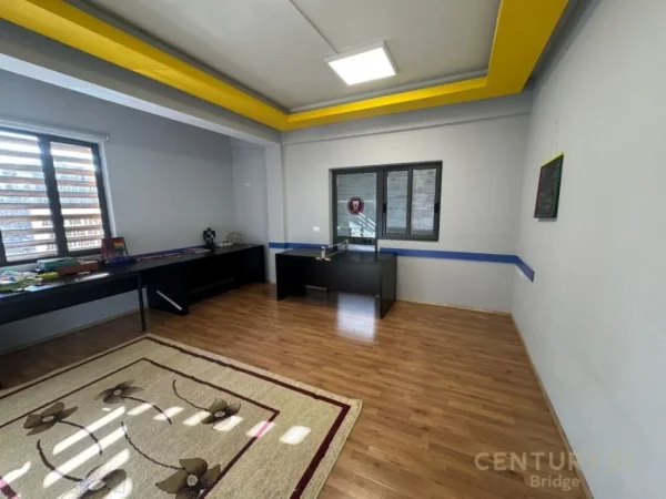 Tirane, jepet me qera ambjent biznesi Kati 1, 75 m² 650 € (Rruga Bardhyl)