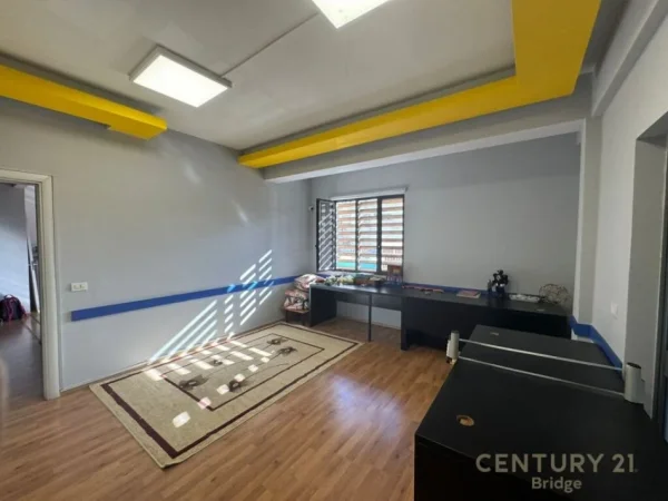 Tirane, jepet me qera ambjent biznesi Kati 1, 75 m² 650 € (Rruga Bardhyl)