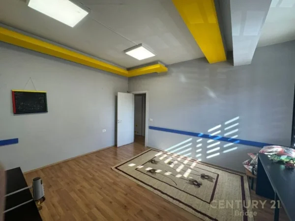 Tirane, jepet me qera ambjent biznesi Kati 1, 75 m² 650 € (Rruga Bardhyl)