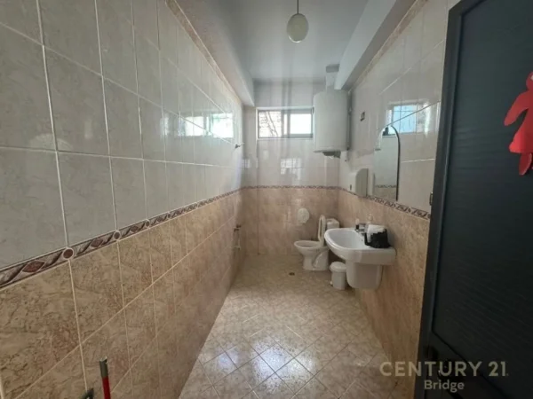 Tirane, jepet me qera ambjent biznesi Kati 1, 75 m² 650 € (Rruga Bardhyl)