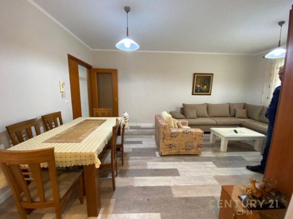 Tirane, jepet me qera apartament 2+1+Aneks+Ballkon Kati 8, 103 m² 700 € (Rruga e Kavajes)