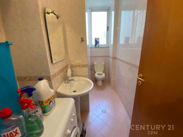 Tirane, jepet me qera apartament 2+1+Aneks+Ballkon Kati 8, 103 m² 700 € (Rruga e Kavajes)