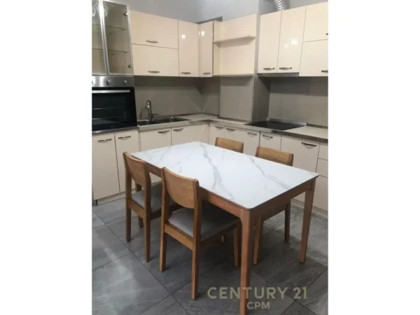 Tirane, jepet me qera apartament 2+1+Aneks+Ballkon Kati 5, 99 m² 700 € (KOMPLEKSI DINAMO)