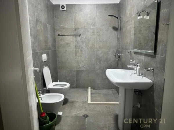 Tirane, jepet me qera apartament 2+1+Aneks+Ballkon Kati 5, 99 m² 700 € (KOMPLEKSI DINAMO)