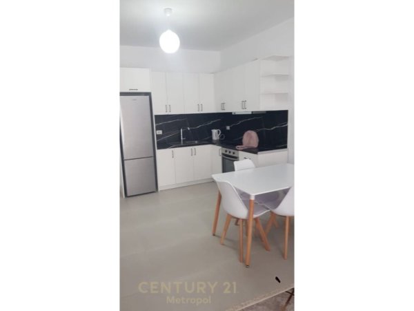 Tirane, jepet me qera apartament 2+1+Aneks+Ballkon Kati 5, 120 m² 650 € (Asl)