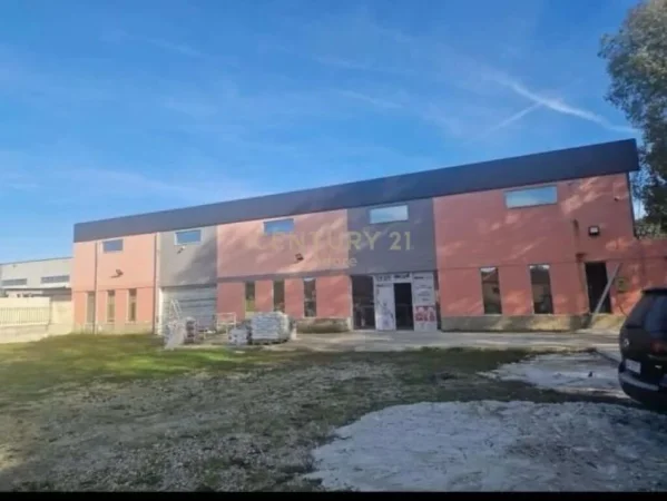 Tirane, jepet me qera ambjent biznesi , 3.100 m² 1.800 € (Vore)