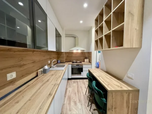Tirane, jepet me qera apartament 3+1+Aneks+Ballkon Kati 5, 146 m² 1.300 € (Liqeni i Thate)