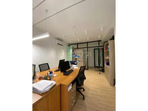 Tirane, shes zyre Kati 1, 315 m² (Afer Sheshit Skenderbej)