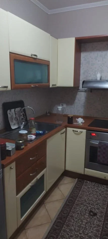 Tirane, jepet me qera apartament 1+1+Ballkon Kati 5, 75 m² 600 € (rruga Elbasanit)