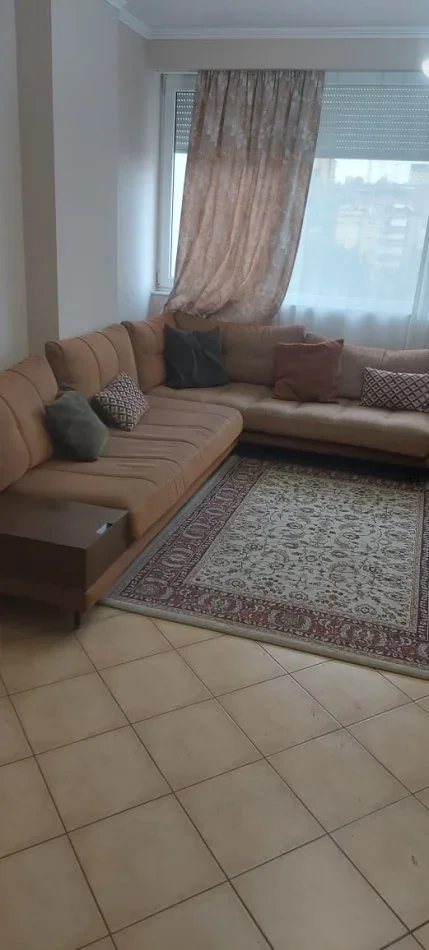 Tirane, jepet me qera apartament 1+1+Ballkon Kati 5, 75 m² 600 € (rruga Elbasanit)