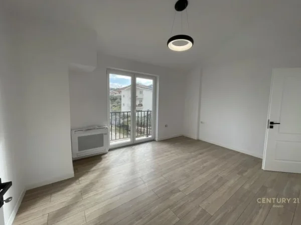 Tirane, jepet me qera Vile 3 Katshe Kati 3, 339 m² (Teg)