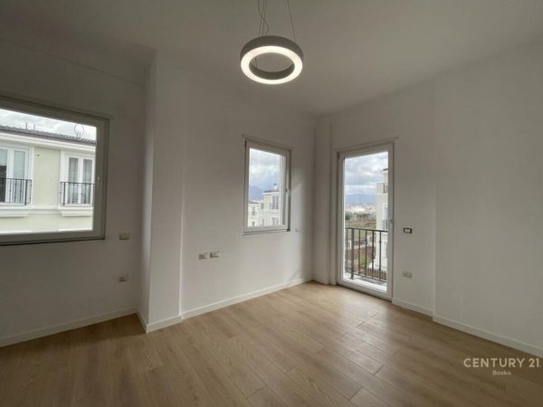 Tirane, jepet me qera Vile 3 Katshe Kati 3, 339 m² (Teg)