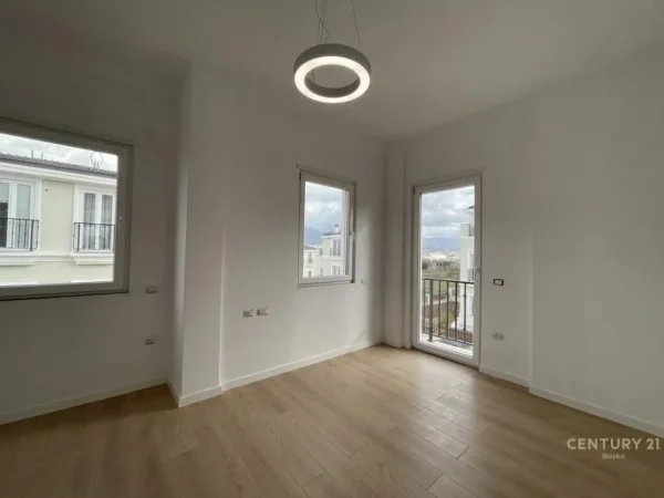 Tirane, jepet me qera Vile 3 Katshe Kati 3, 339 m² (Teg)