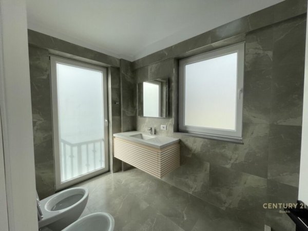 Tirane, jepet me qera Vile 3 Katshe Kati 3, 339 m² (Teg)
