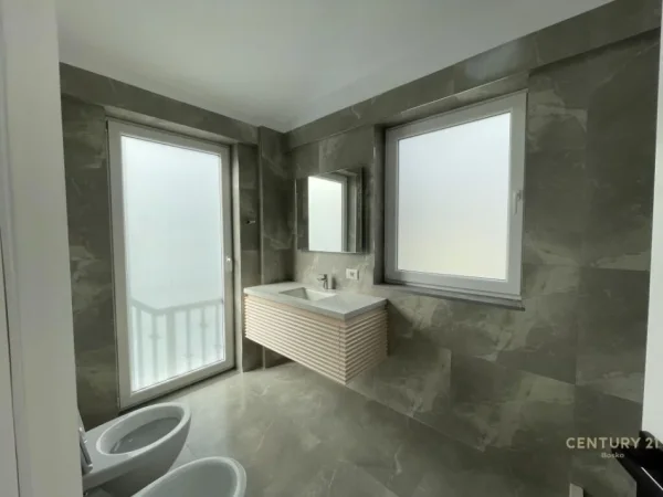 Tirane, jepet me qera Vile 3 Katshe Kati 3, 339 m² (Teg)