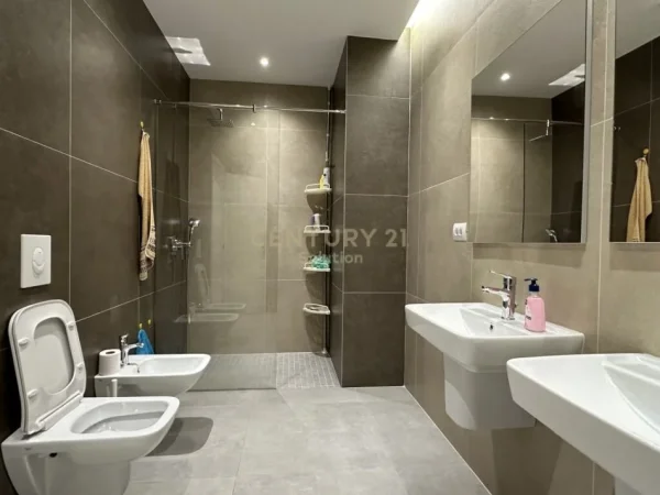 Tirane, jepet me qera apartament 2+1+Aneks+Ballkon Kati 7, 130 m² 1.000 € (PALLATI ME SHIGJETA)