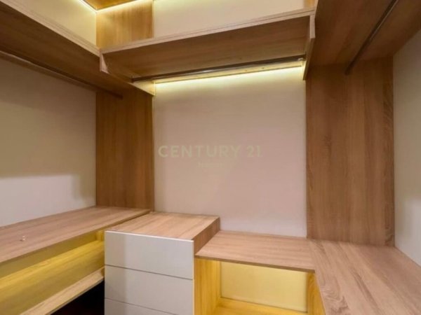 Tirane, jepet me qera apartament 1+1+Aneks+Ballkon Kati 5, 60 m² 700 € (Hoxha Tahsim)