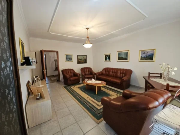 Tirane, jepet me qera apartament 3+1+Aneks+Ballkon Kati 8, 144 m² 750 € (Rr. Fortuzi)