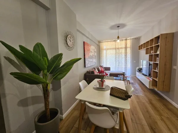Tirane, shitet apartament 2+1+Ballkon Kati 4, 85 m² 135.000 € (Bulevardi I, Kashar, Kompleksi Fratari, Astir)