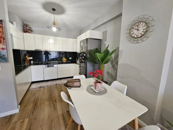 Tirane, shitet apartament 2+1+Ballkon Kati 4, 85 m² 135.000 € (Bulevardi I, Kashar, Kompleksi Fratari, Astir)