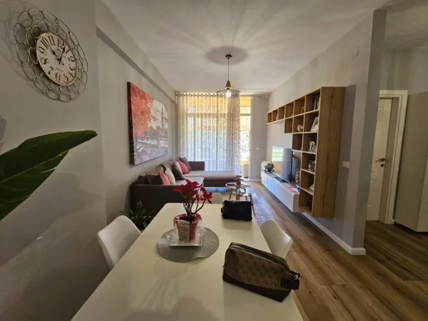 Tirane, shitet apartament 2+1+Ballkon Kati 4, 85 m² 135.000 € (Bulevardi I, Kashar, Kompleksi Fratari, Astir)