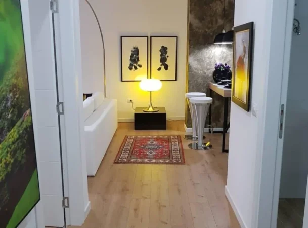 Tirane, jepet me qera apartament 2+1+ post parkimi Kati 3, 100 m² 900 € (Rr. Frosina Plaku te 21 Dhjetori)