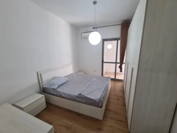 Tirane, jepet me qera apartament 2+1+ post parkimi Kati 3, 100 m² 900 € (Rr. Frosina Plaku te 21 Dhjetori)