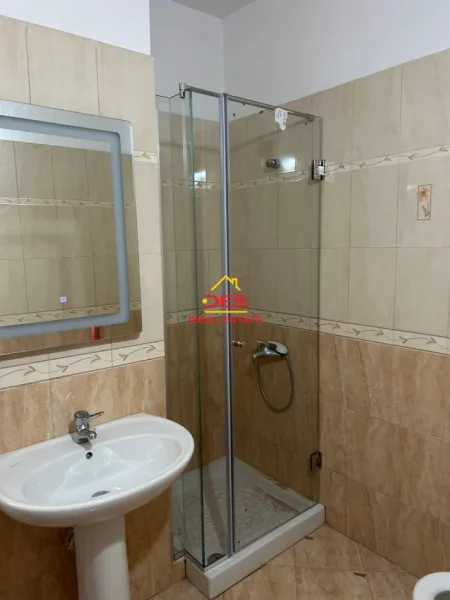 Vlore, jepet me qera apartament 2+1+Ballkon Kati 5, 90 m² 350 € (Rruga 7 Nëntori , Vlorë)