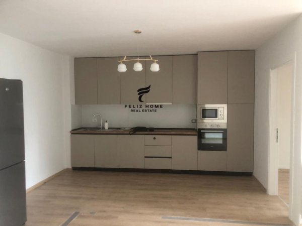 Tirane, jepet me qera apartament 3+1+Ballkon Kati 5, 138 m² 1.000 € (FUSHA E AVIACIONIT)