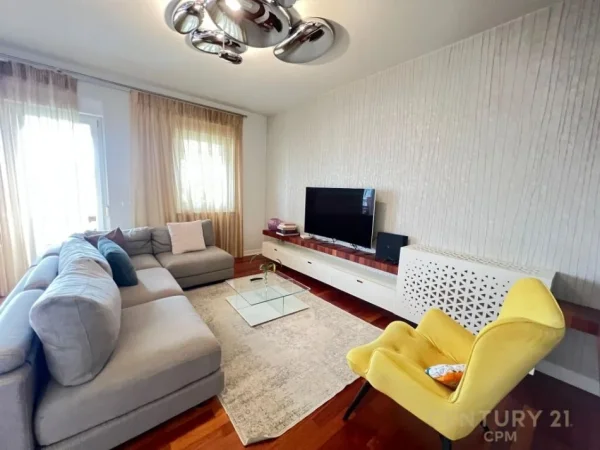Tirane, jepet me qera apartament 2+1+Aneks+Ballkon Kati 3, 117 m² 1.200 € (Touch of the Sun)