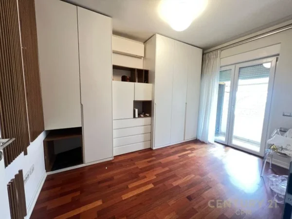 Tirane, jepet me qera apartament 2+1+Aneks+Ballkon Kati 3, 117 m² 1.200 € (Touch of the Sun)