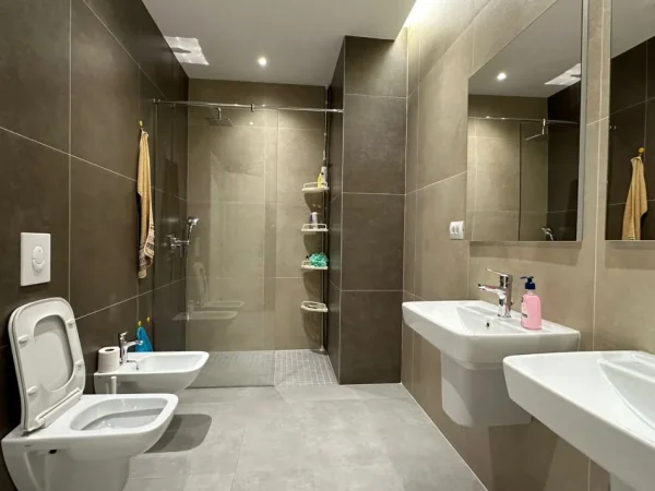 Tirane, jepet me qera apartament 2+1 Kati 7, 131 m² 1.000 € (rruga e kavajes)