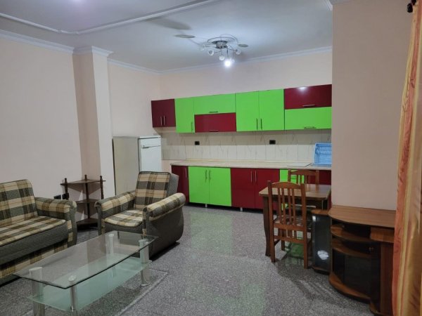 Tirane, jepet me qera apartament 2+1 Kati 2, 80 m² 400 € (Shkoze)