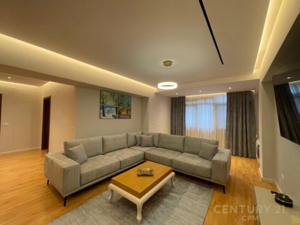 Tirane, jepet me qera apartament 2+1+Aneks+Ballkon Kati 2, 107 m² 1.000 € (Blloku)