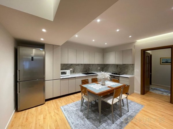 Tirane, jepet me qera apartament 2+1+Aneks+Ballkon Kati 2, 107 m² 1.000 € (Blloku)