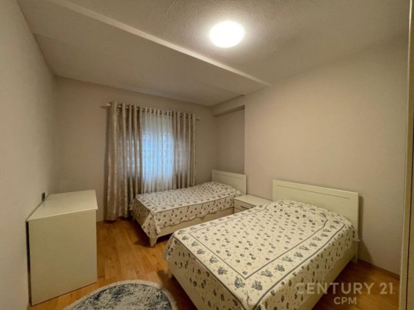 Tirane, jepet me qera apartament 2+1+Aneks+Ballkon Kati 2, 107 m² 1.000 € (Blloku)